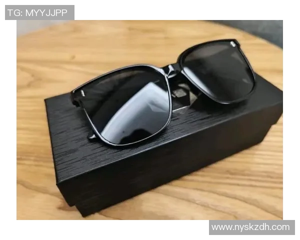 足球球星墨镜潮流风采探索 彰显个性与时尚魅力